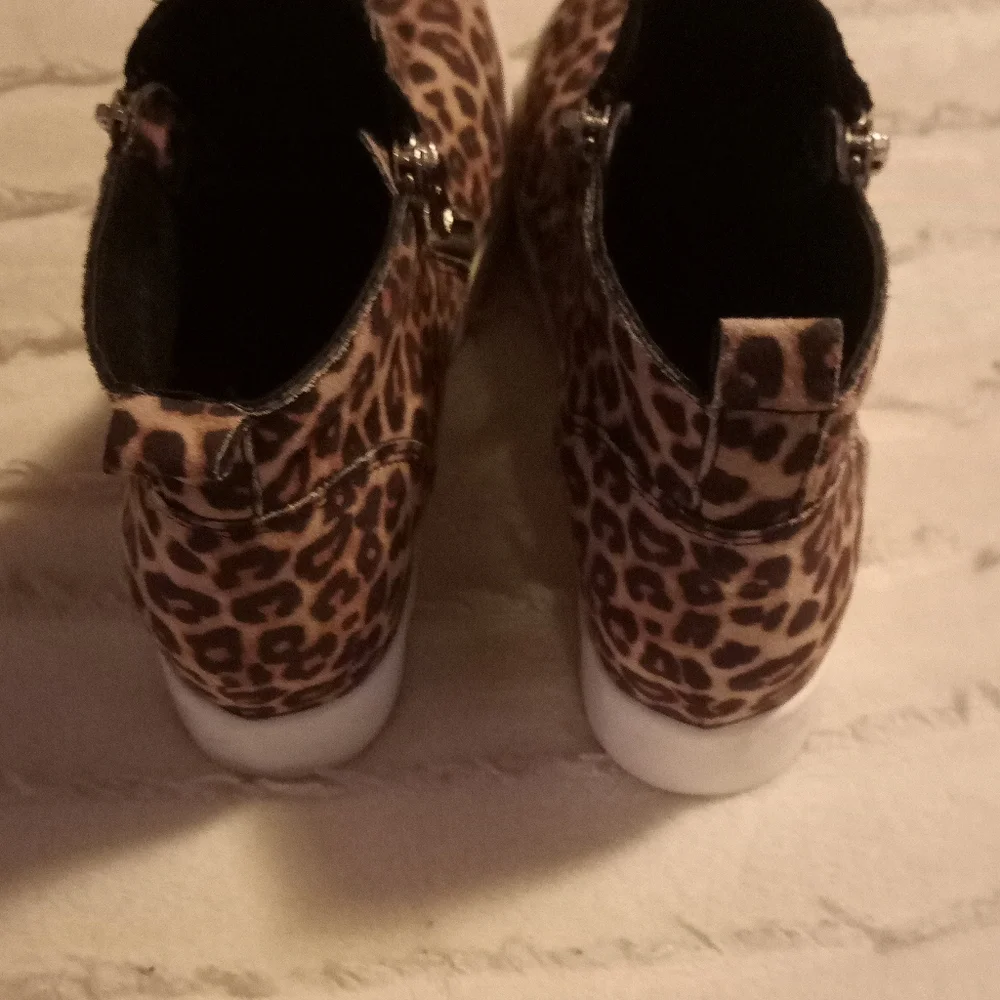 Soda wedgie sneaker size 7.5. (05) - Picture 6 of 11